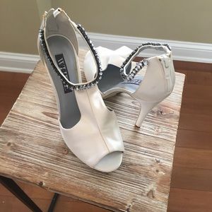 Vera Wang White satin heels